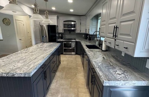 Holladay House | Skiing, 2 Kitchens, 2 Units in 1, 80” TVs, W/D, 2 Backyards