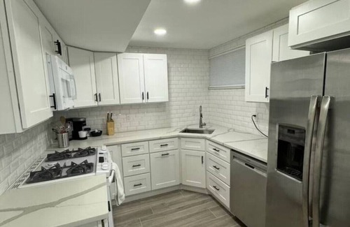 Holladay House | Skiing, 2 Kitchens, 2 Units in 1, 80” TVs, W/D, 2 Backyards