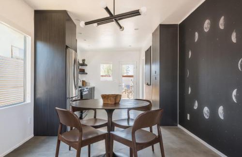Joshua Tree House | Skull Rock Cottage - Walk to Town & Hot Tub, Star Gazing home