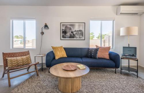 Joshua Tree House | Skull Rock Cottage - Walk to Town & Hot Tub, Star Gazing home