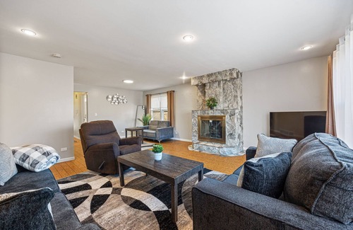 Skokie Condo | Sky - 3BR, 2BA Unit