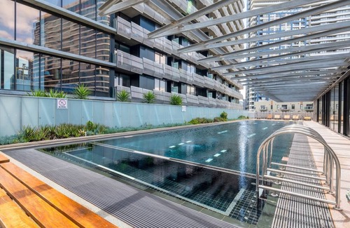 Docklands Apartment | Sky Way on 10th A Sleek Balcony Pad with Parking