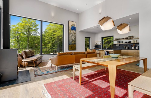 Warren House | Sky Zen | House in Warren with ridge line mountain views - dogs welcome