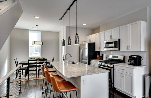 Dahlman House | Skyline Stay - Near Downtown & Zoo+ Garage+Rooftop