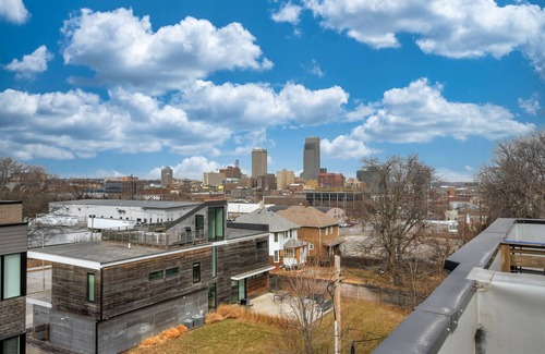 Dahlman House | Skyline Stay - Near Downtown & Zoo+ Garage+Rooftop