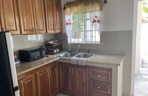Montego Bay House | Skyline Suites, A/C 15 mins from Airport