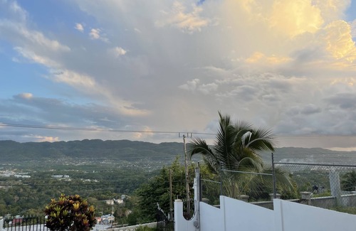 Montego Bay House | Skyline Suites, A/C 15 mins from Airport