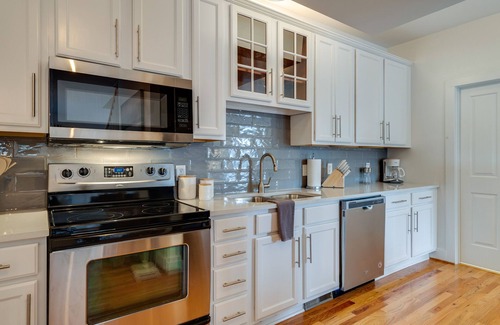 Historic Edgefield House | Skyline Views From Shelby Ave Minutes to Downtown and 5 Points!