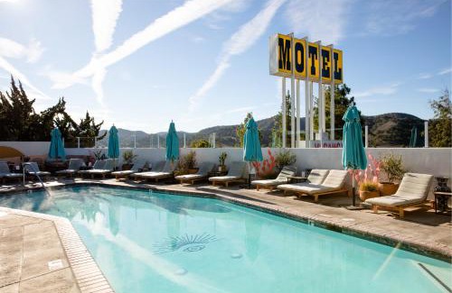 Los Alamos Hotel | Skyview Los Alamos - 21 & Over Pool