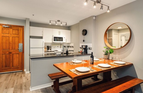 Upper Village Apartment | ❄︎Skywalk Ski in/out Suite ❄︎1 BR - 3 Hot Tubs & Pool | The Aspens