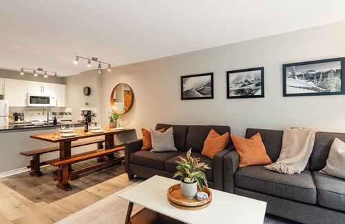 Upper Village Apartment | ❄︎Skywalk Ski in/out Suite ❄︎1 BR - 3 Hot Tubs & Pool | The Aspens