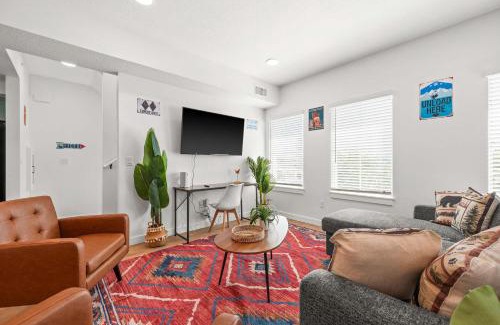 People's Freeway House | SLC Ski Lodge 2BR Townhome King Garage