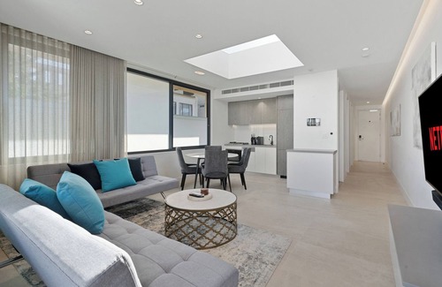Coogee Apartment | Sleek 1BR Apartment w/Skylight near Coogee Beach