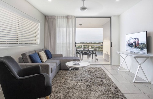 Birtinya Apartment | Sleek 2-Bed Unit With Expansive Water Views