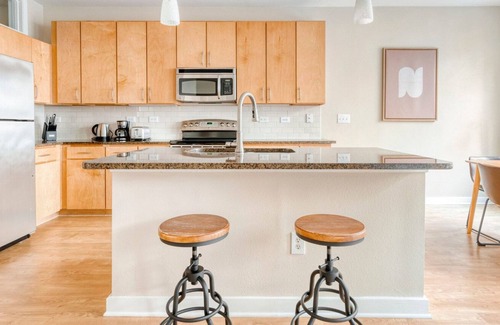 Barton Heights Apartment | Sleek Barton Springs 1BR w/ Gym, Pool & W/D, nr Zilker, by Blueground