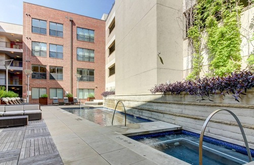 Barton Heights Apartment | Sleek Barton Springs 1BR w/ Gym, Pool & W/D, nr Zilker, by Blueground