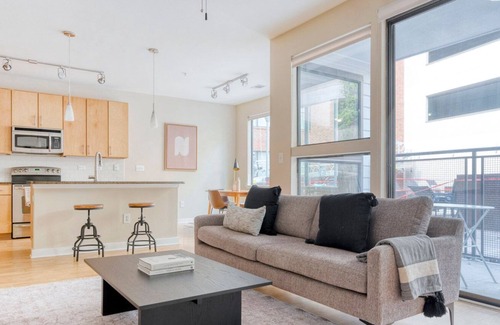 Barton Heights Apartment | Sleek Barton Springs 1BR w/ Gym, Pool & W/D, nr Zilker, by Blueground