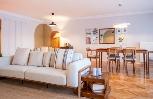 Karsiyaka Apartment | Sleek Flat with Sea View Balcony 2 min to Coast