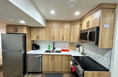 Southwest Edmonton House | Sleek Guest Retreat | 16 - 20 mins to YEG & WEM | Cozy Comfort
