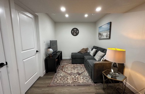 Southwest Edmonton House | Sleek Guest Retreat | 16 - 20 mins to YEG & WEM | Cozy Comfort