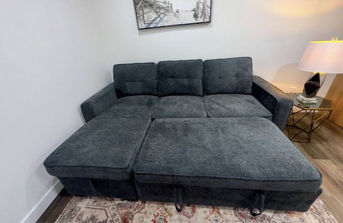 Southwest Edmonton House | Sleek Guest Retreat | 16 - 20 mins to YEG & WEM | Cozy Comfort