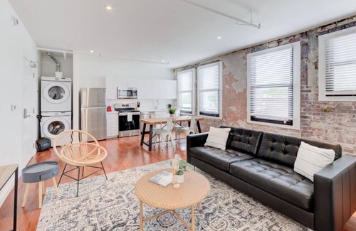 Downtown Memphis Apartment | Sleek Historic Gem: Walk to Beale St, Eats & Music