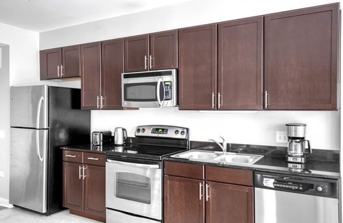 Downtown Chicago Apartment | Sleek Loop Studio w/Pool, Gym & Lounge, near Riverwalk, by Blueground