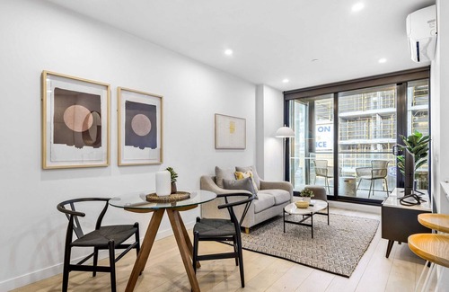 Footscray Apartment | Sleek Modern 1-Bed Apartment with Study Space