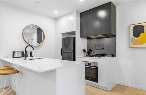 Footscray Apartment | Sleek Modern 1-Bed Apartment with Study Space