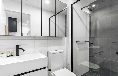 Footscray Apartment | Sleek Modern 1-Bed Apartment with Study Space