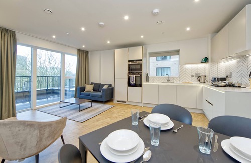 Burnt Oak Apartment | Sleek & Modern two-bedroom flat with terrace