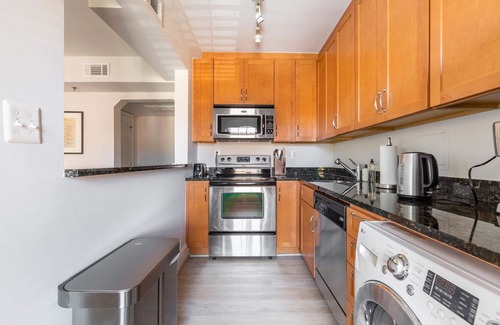 Old Town North Apartment | Sleek Old Town North 1BR w/Gym & Rooftop Pool, nr Museums, by Blueground