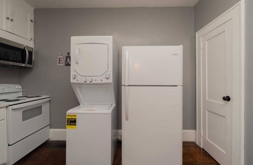 Montgomery Apartment | Sleek & Stylish Apt w/2 King Rooms - 10 Mins to DT!