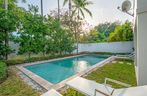 Venetian Islands House | Sleek Sunkissed Villa with Trendy Pool
