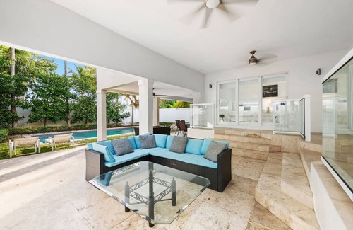 Venetian Islands House | Sleek Sunkissed Villa with Trendy Pool
