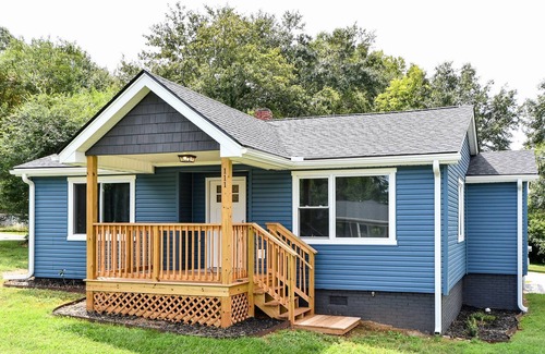 Travelers Rest House | ♥Sleek Swamp Rabbit Trail Base Camp near downtown♥