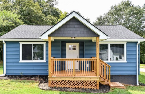 Travelers Rest House | ♥Sleek Swamp Rabbit Trail Base Camp near downtown♥