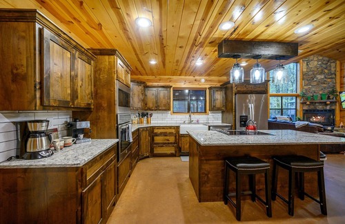 Broken Bow Cabin | Sleep 34! 7BR in 2 CABINS! Pool table, bocce, pets