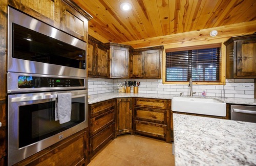 Broken Bow Cabin | Sleep 34! 7BR in 2 CABINS! Pool table, bocce, pets