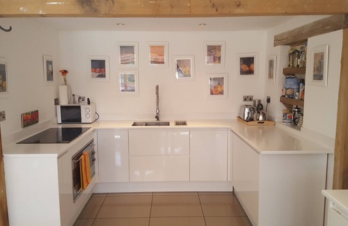 Haslemere House | SLEEPS 10-12 - 5 Bed RURAL Oak Framed Contemporary House with 3 Studios in AONB