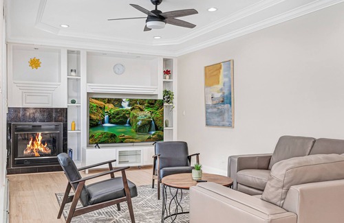 Surrey House | Sleeps 10 close to skytrain king bed