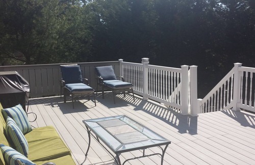 East Harwich House | Sleeps 10+/Walk To Buck's Pond Lake! Close To Beach/Golf/Restaurants