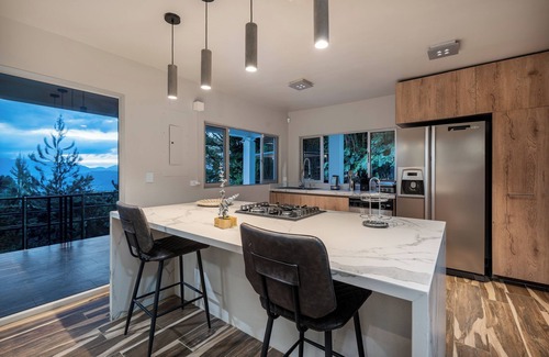 El Poblado Villa | Sleeps 11 - 9 beds, Starlink Wi-Fi, dual BBQs, plus optional chef, transport