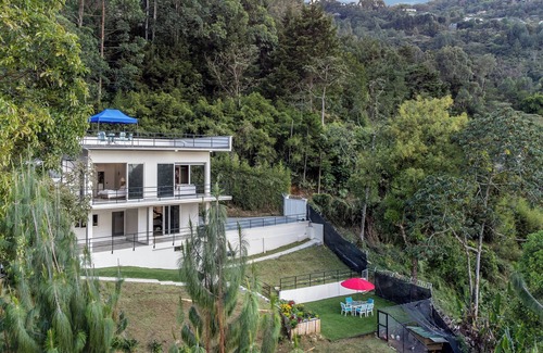 El Poblado Villa | Sleeps 11 - 9 beds, Starlink Wi-Fi, dual BBQs, plus optional chef, transport