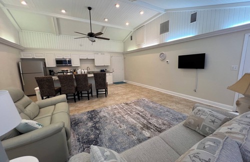 McGregor House | Sleeps 12! Centrally located in Ft Myers. Easy access to beaches and downtown.