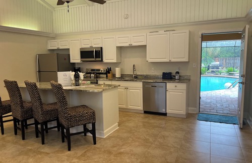 McGregor House | Sleeps 12! Centrally located in Ft Myers. Easy access to beaches and downtown.