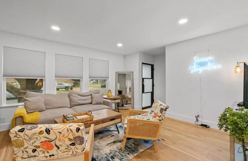 McNeil House | Sleeps 12, Fast Wi-Fi, EV Charger, Remote Worker