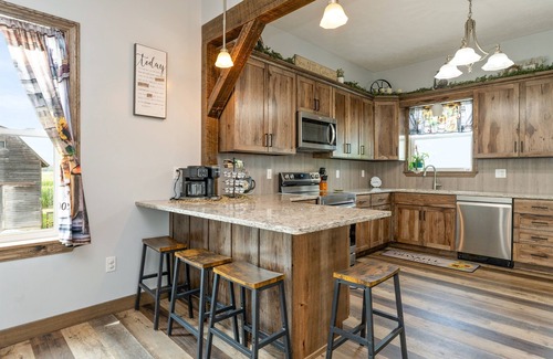 Town of Milo House | Sleeps 12 | Game Room | Sauna | Firepit | Wineries