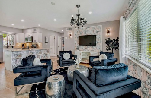 South Pinellas Community Council House | Sleeps 14! Beach Pool Home w/Cabana Lounge, Tikibar and Poolside Guest Bungalow