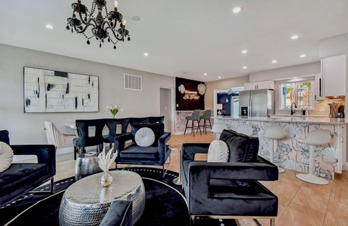 South Pinellas Community Council House | Sleeps 14! Beach Pool Home w/Cabana Lounge, Tikibar and Poolside Guest Bungalow